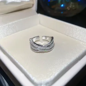 Bague réglable élégante en argent en forme de X sertie de zircons cubiques brillants.