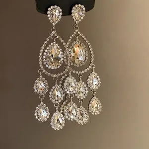Vintage silberfarbene Kronleuchter-Ohrringe mit funkelnden Strass-Tropfen und Fransen.