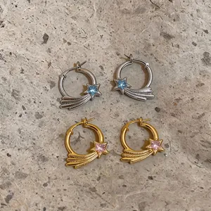 Minimalistische Sternschnuppen Ohrringe mit blauem und rosa Zirkon in Silber und Gold