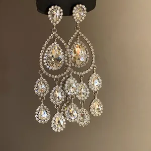 Detailansicht der Vintage-Silbernadel-Ohrringe mit glitzernden Strasssteinen und Quasten