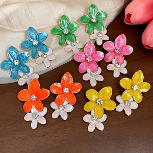 Orecchini a perno a fiore in smalto colorato con strass brillanti per la moda estiva