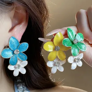 Orecchini a lobo a forma di fiore in smalto stile dopamina con strass centrale brillante