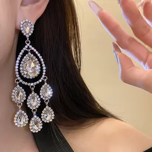 Detaillierte Ansicht von Vintage-Silberohrringen mit funkelnden Strasssteinen und Quasten