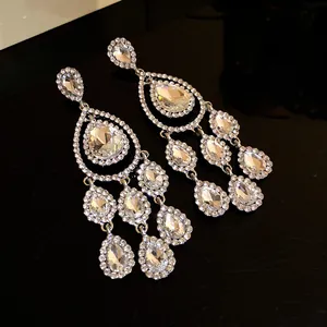 Nahaufnahme von Vintage-Quastenohrringen mit glitzernden Kristallen in Tropfenform