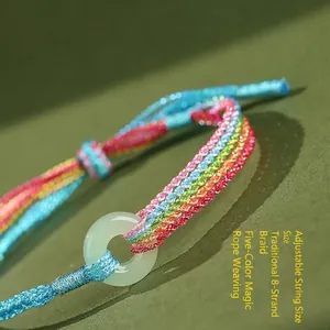 Primo piano del braccialetto in corda colorata intrecciata a 8 fili con ciondolo in giada