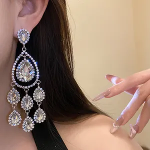 Detailansicht eleganter Vintage-Quastenohrringe mit funkelnden Strasssteinen und Silberstift