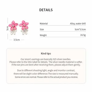 Dettaglio orecchini a fiore in smalto rosa e bianco con dimensioni e info materiali