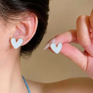 Minimalistische weiße Emaille Herz-Ohrstecker mit Silbernadeln für einen süßen Look