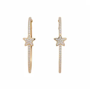 Eleganti orecchini a cerchio dorati con stelle scintillanti e cristalli per donne.