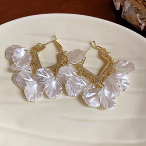 Boucles d'oreilles créoles élégantes style français avec pétales blancs et métal doré