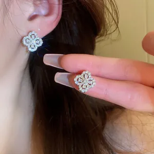 Eleganti orecchini a lobo a forma di fiore in argento con pietre di zircone.