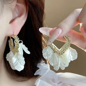 Boucles d'oreilles créoles dorées de style français avec pétales de fleurs blanches