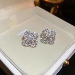 Eleganti orecchini a lobo in argento a forma di fiore con zirconi scintillanti