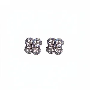 Eleganti orecchini a lobo a fiore con zirconi scintillanti su aghi in argento S925.