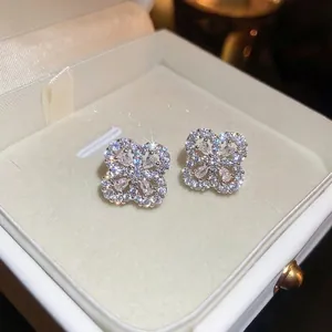 Eleganti orecchini a lobo a forma di fiore in zircone con perni in argento e box
