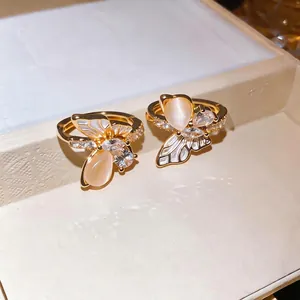 Boucles d'oreilles papillon élégantes avec zircon brillant et pierres œil de chat