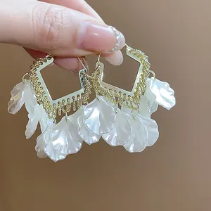 Vue détaillée de boucles d'oreilles pétales de style français avec chaînes dorées