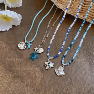 Vista detallada de collares de cuentas playeras con colgantes de conchas y estrellas de mar