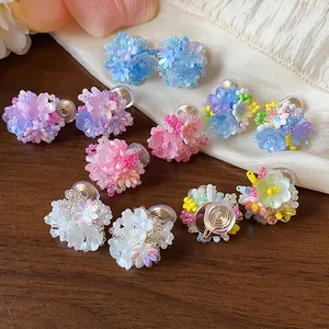 Détail macro de boucles d'oreilles fleuries en perles de style dopamine colorées
