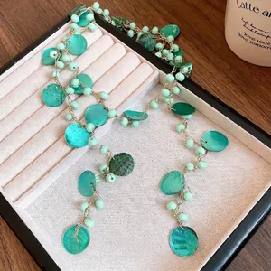 Collana boho con dischi in conchiglia turchese e nappe di perline