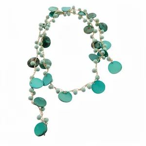 Collana bohémien con perle di conchiglia verde acqua e una catena dorata elegante