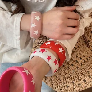 Bracelet Jonc en Résine Étoile Colorée pour Femmes Style Y2K Sweet Cool Bracelet Large Épais Motif Étoile Imprimé Bijoux de Mode