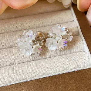 Gros plan d'élégantes boucles d'oreilles fleurs en perles de verre faites à la main