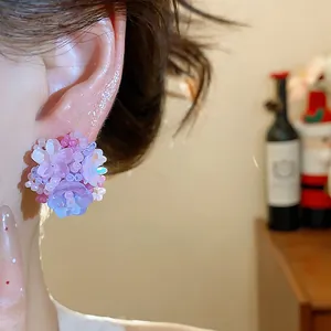 Gros plan détaillé des boucles d'oreilles fleur en perles de verre colorées élégantes