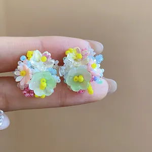 Vue détaillée des boucles d'oreilles fleurs en perles de verre colorées faites main