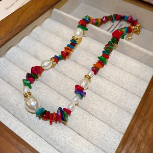 Collana vintage bohémien con pietre colorate vibranti ed eleganti perle bianche