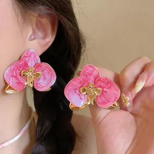 Elegante rosa Orchideen-Ohrringe mit Marmortextur und Goldkern-Detail