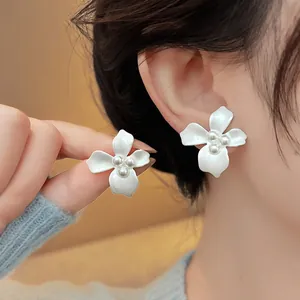 Elegant Matte Flower Stud Earrings With Silver Earring Post White Artificial Pearl Inlaid Alloy Floral Earrings For Wedding Party Women Jewelry