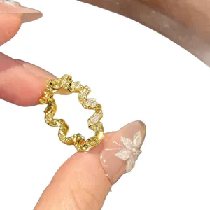 Elegante anello intrecciato color oro con pietre di zircone scintillanti per donna design chic