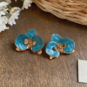 Detailansicht vintage Blumen-Ohrstecker mit blauen Emaille-Blütenblättern