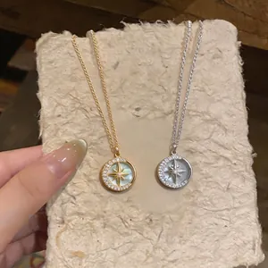 Elegante collana con ciondolo luna e stella placcata oro 14k con zirconi incastonati