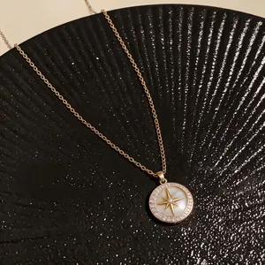 Elegante collana con ciondolo a stella placcata oro 14k con zirconi su piatto nero.