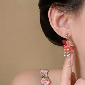 Elegantes pendientes de borla con flores rosas y perlas blancas para un look femenino de hada