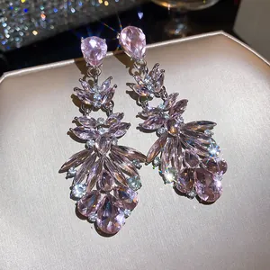 Elegante lange roze kristallen druppeloorbellen met kwastjes voor bijzondere gelegenheden