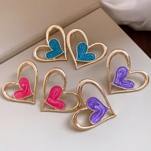 Pendientes de corazón vintage con esmalte de colores, diseño dorado elegante y fino.