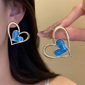 Elegantes pendientes de botón de corazón en esmalte azul con marco dorado, plata S925