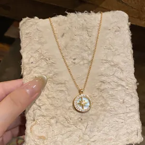 Primo piano della collana con pendente a stella placcata in oro 14k e zirconi