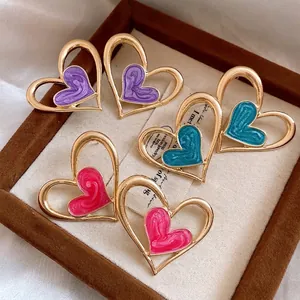 Conjunto de pendientes de corazón retro en esmalte dorado para mujer