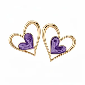 Elegantes pendientes de corazón dorado con esmalte jaspeado violeta estilo vintage