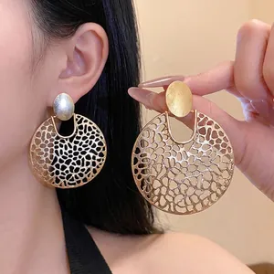 Große goldene runde hohle Anhängerohrringe mit elegantem minimalistischem Design