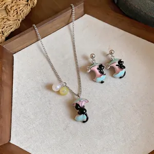Elegante set di gioielli con gatto nero in mela smaltata, collana e orecchini donna