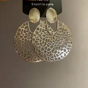 Elegante minimalistische silberfarbene runde hohl geschnitzte Ohrhänger für Damen Mode