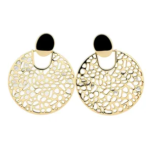Elegante goldene, hohle kreisförmige Pendelohrringe mit stilvollem schwarzem ovalem Stecker
