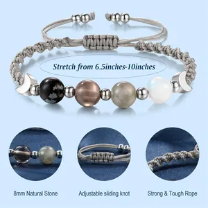 Vista dettagliata di pietre naturali da 8mm e nodo scorrevole su bracciale intrecciato