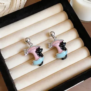 Orecchini a perno gatto in smalto rosa e blu pastello con simpatico design animale