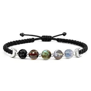 Dettaglio del bracciale intrecciato fasi lunari con perle di cristallo di ossidiana